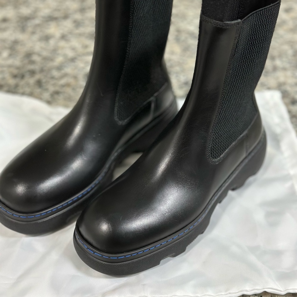 BURBERRYS last collection, black leather booties. Blue detailing, sz9
